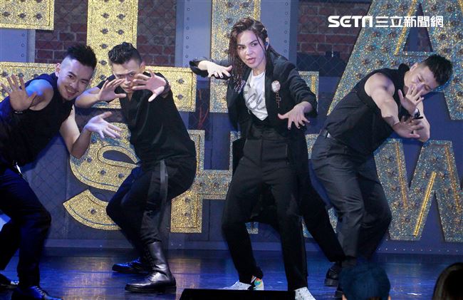 Ella陳嘉樺生日粉絲會獨創融合脫口秀、舞台劇、歌舞秀的艾拉秀。（記者邱榮吉/攝影）