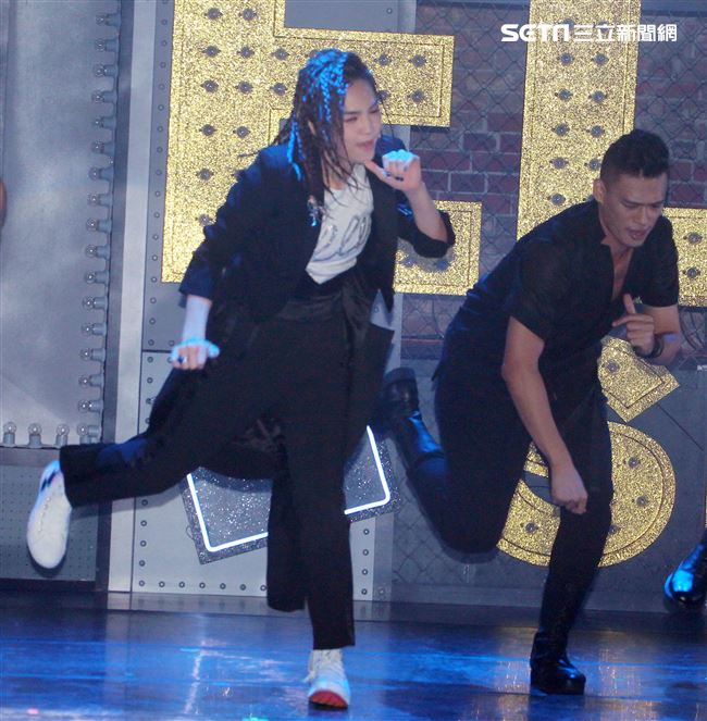 Ella陳嘉樺生日粉絲會獨創融合脫口秀、舞台劇、歌舞秀的艾拉秀。（記者邱榮吉/攝影）