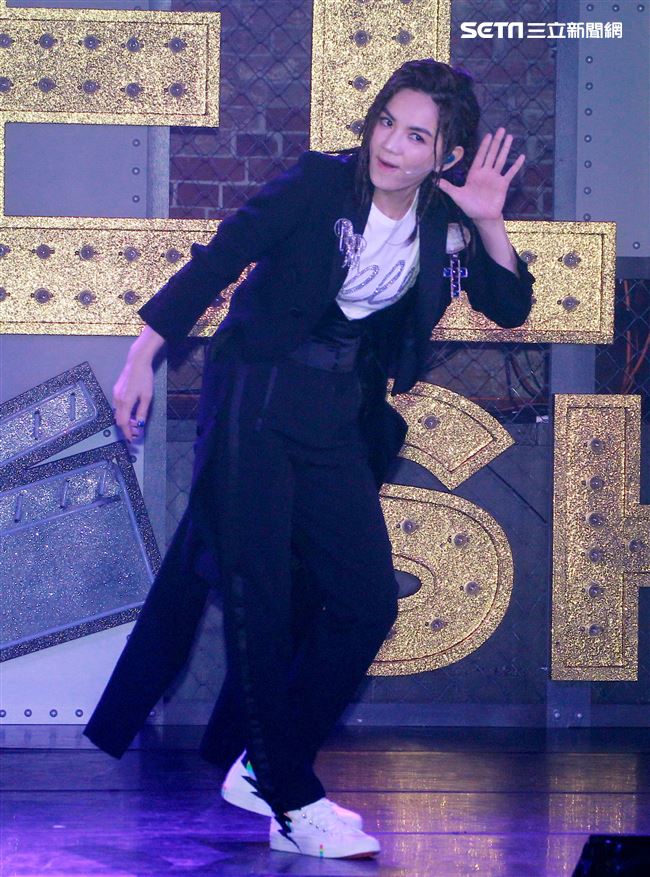 Ella陳嘉樺生日粉絲會獨創融合脫口秀、舞台劇、歌舞秀的艾拉秀。（記者邱榮吉/攝影）