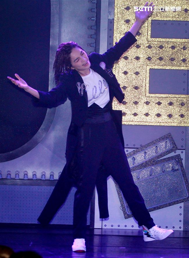 Ella陳嘉樺生日粉絲會獨創融合脫口秀、舞台劇、歌舞秀的艾拉秀。（記者邱榮吉/攝影）