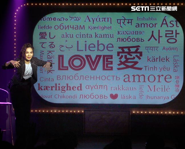 Ella陳嘉樺生日粉絲會獨創融合脫口秀、舞台劇、歌舞秀的艾拉秀。（記者邱榮吉/攝影）