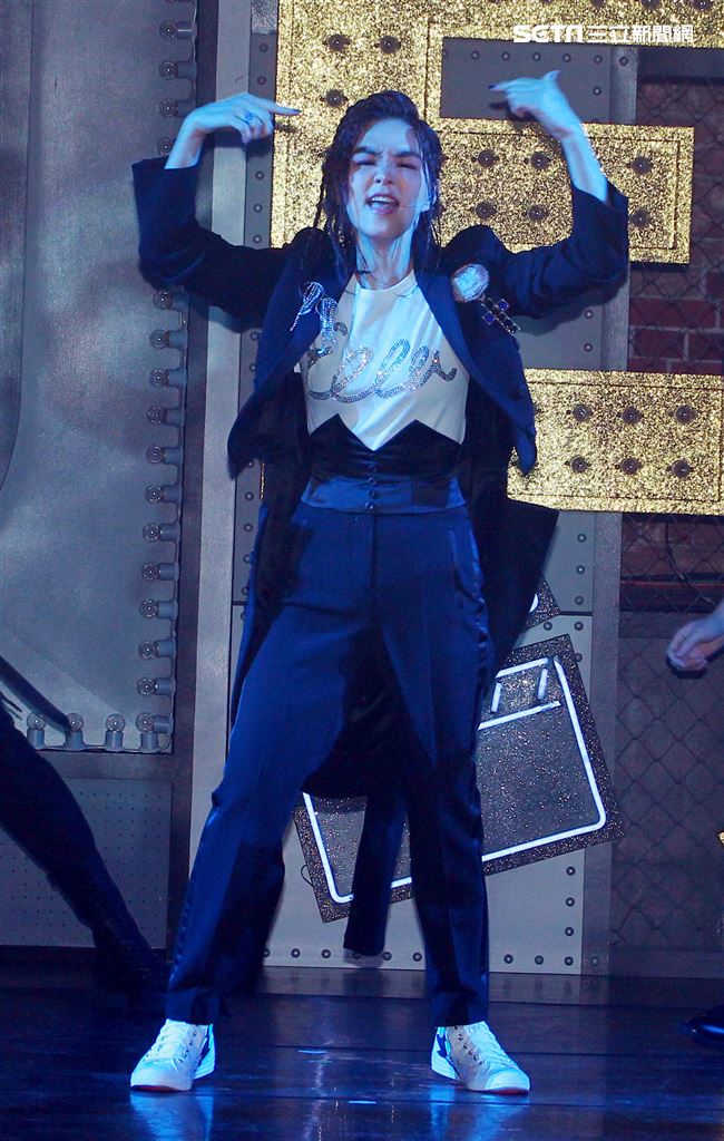 Ella陳嘉樺生日粉絲會獨創融合脫口秀、舞台劇、歌舞秀的艾拉秀。（記者邱榮吉/攝影）