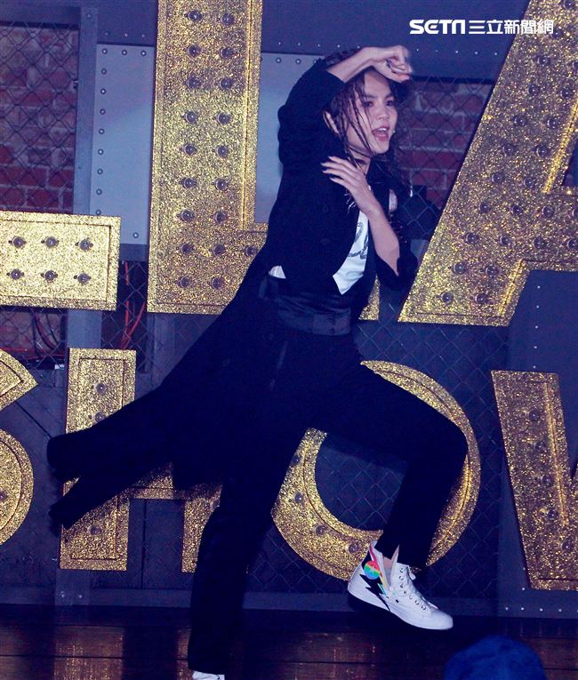 Ella陳嘉樺生日粉絲會獨創融合脫口秀、舞台劇、歌舞秀的艾拉秀。（記者邱榮吉/攝影）