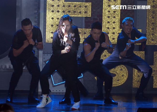 Ella陳嘉樺生日粉絲會獨創融合脫口秀、舞台劇、歌舞秀的艾拉秀。（記者邱榮吉/攝影）