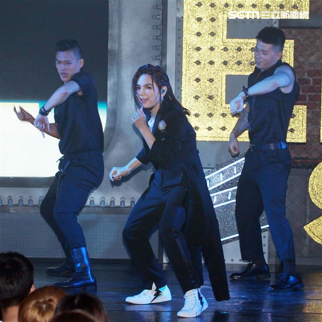 Ella陳嘉樺生日粉絲會獨創融合脫口秀、舞台劇、歌舞秀的艾拉秀。（記者邱榮吉/攝影）