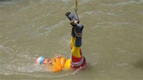 印度魔術師拉希里表演水中逃脫失敗恐溺斃。(圖/翻攝自BBC News)