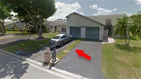 男子花28萬標豪宅,交屋才知買到草皮。(圖/翻攝自推特)