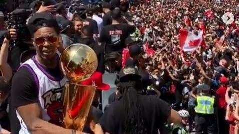 NBA／封王遊行爆槍響　球星在台上