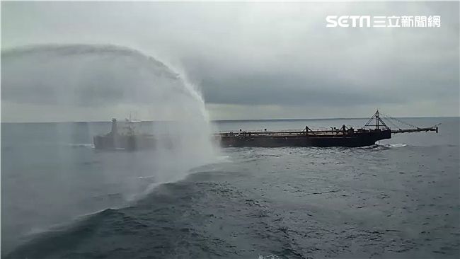 中國抽砂船越界破壞　海巡水砲伺候！