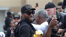 NBA／球迷鼓譟…羅利帶頭弄可愛
NBA,多倫多暴龍,Kawhi Leonard,封王遊行,自由球員
翻攝自推特