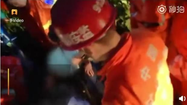 強震襲幼兒慘死瓦礫堆　父抱兒屍痛哭
