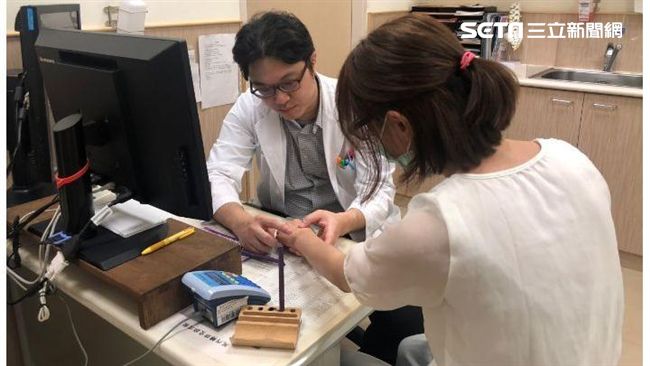 擰毛巾轉門把都沒力？27歲女喊開刀