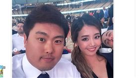 ▲洛杉磯道奇韓國左投柳賢振與妻子裵智賢日前出席球團慈善活動。（圖／截自韓國媒體）