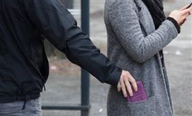 圖／翻攝自pixabay,搶錢包,偷錢,偷竊,扒手