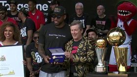 NBA／留下吧！可愛獲贈多倫多市鑰
NBA,多倫多暴龍,Kawhi Leonard,封王遊行,市鑰
翻攝自推特