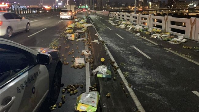 奇異果集體跳車！忠孝橋瞬間成水果攤