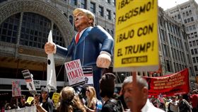 川普阻非法移民　洛杉磯勞工遊行抗爭／路透社