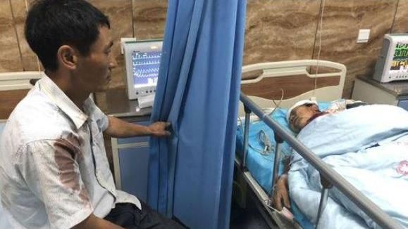 他震後冒險回屋救人…下秒房子全塌了