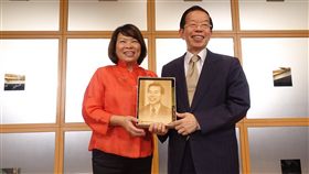黃敏惠赴日拚觀光　贈謝長廷檜木雷射雕刻嘉義市長黃敏惠（左）17日在日本東京行銷嘉義觀光，並致贈刻有駐日代表謝長廷（右）肖像的檜木雷射雕刻給謝長廷。（嘉義市政府提供）中央社記者江俊亮傳真　108年6月18日
