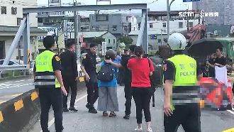 騎士摔車遭輾斃　母見冰冷屍崩潰痛哭