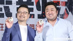 當馬東石拿到超萌「角頭豆沙包」時，竟拿出手機自顧自的自拍。（圖／記者林士傑攝影）