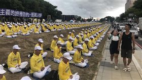 台南虧雞福來爹登場　法輪功成員場外靜坐無黨籍台南市長參選人林義豐14日在東區平實公園舉辦瘋狂星期五（CRAZY FRIDAY）音樂活動，這場活動還一度被民眾暱稱為「虧雞福來爹」，引發熱議；不過場外有不少法輪功成員靜坐，與場內熱鬧形成對比。中央社記者張榮祥台南攝　107年7月14日