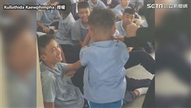 ▲被叫醒後學長給了一個大微笑。（圖／Kullathida Kaewphimpha 授權）