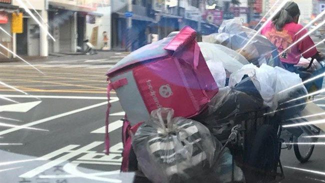 阿婆回收車後斗爆亮點　網：有兼差啦