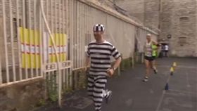 英國監獄馬拉松。(圖/翻攝自No Comment TV YouTube)