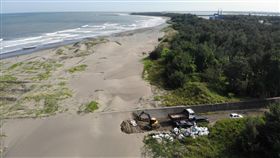 馬沙溝海岸沙洲流失位於台南市將軍區的馬沙溝濱海遊憩區受人為設施、氣候變遷、海平面上升、颱風暴潮等因素影響，海岸沙洲流失速度驚人；南邊堤防旁，在東北季風吹拂移動下，屯積許多從海岸上吹來的沙。（雲嘉南濱海國家風景區管理局提供）中央社記者楊思瑞台南傳真  108年6月18日