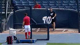 ▲薛澤練短打，自打球打中鼻樑。（圖／取自美國職棒官網影片）