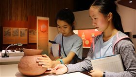 十三行博物館暑期營報名開跑新北市立十三行博物館首度與國立台北教育大學合作，推出「小小策展人－暑期全日營」，即日起開放國小四年級至國中一年級學生報名，引導小朋友運用豐富的創造力，學習用物件說故事的策展力。（十三行博物館提供）中央社記者葉臻傳真　108年6月17日