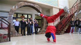 竹市議長贊助街舞團出賽經費  團員秀舞技中華民國霹靂舞協會理事長連勝文（左4）17日率新竹KGB街舞團的團員、教練，到新竹市議會拜會議長許修睿（左3），感謝慷慨贊助出賽經費。團員也在現場秀了一段街舞表演。中央社記者魯鋼駿攝  108年6月17日