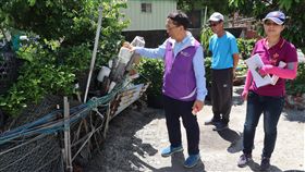 高市教長視察校園登革熱防治（2）關心校園登革熱防治，高雄市政府教育局長吳榕(峰)（左）17日前往旗津區中洲國小舊校區視察防治情形。（高市教育局提供）中央社記者程啟峰高雄傳真  108年6月17日