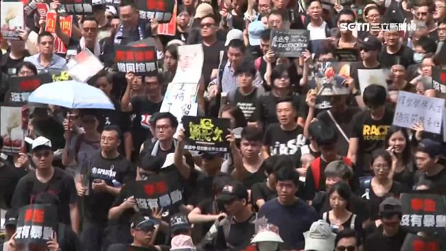 悲慘世界飄港！英國93歲作詞人力挺