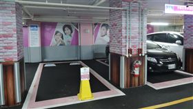 違規占用婦幼車位  29日開罰最高1200元交通部107年6月發布施行「孕婦及育有6歲以下兒童者停車位設置管理辦法」，新北市政府交通局29日起將全面稽查，火車站、捷運交會轉乘站、百貨公司、醫療院所、觀光遊樂園區及政府機關等附設公共停車場，違者將處以最高新台幣1200元罰鍰。（新北市交通局提供）中央社記者葉臻傳真　108年6月17日