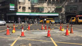 三重道路坑洞查無成因  將用透地雷達找禍因新北市三重區頂崁街15日出現道路大面積塌陷，引起當地居民擔心，但經三重區公所調派機具開挖，因初步查無成因先行回填，市府將動用透地雷達檢測塌陷原因。（市府提供）中央社記者王鴻國傳真  108年6月16日