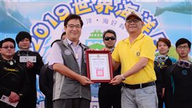 日月光基金會贊助籌組環保潛水隊　桃市府感謝由於海底廢棄物清理不易，桃園市政府特別籌組「環保潛水隊」，今年下半年並獲日月光文教基金會贊助，將招募志工成立民間環保潛水隊，15日特別頒贈感謝狀，感謝基金會協助維護海洋生態。（桃園市政府環保局提供）中央社記者吳睿騏桃園傳真　108年6月15日