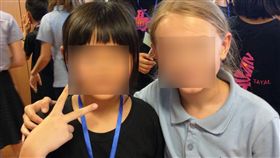 國小女童患罕病　善心湧入校園助過難關（1）新竹縣尖石鄉嘉興國小義興分校邱姓女童（左）罹患罕見疾病「自體免疫性腦炎」，龐大醫療費讓邱家陷入困境。新竹縣政府協助以「教育部儲蓄戶專案」勸募，預計為邱姓女童募款約新台幣150萬元，盼外界能伸出援手，讓邱家度過難關。（翻攝畫面）中央社記者郭宣(文三)新竹縣傳真　108年6月18日