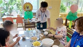 勞動部職訓學員送愛心　用技能改造教養院（1）勞動部勞動力發展署桃竹苗分署時尚飲料輕食專業班，14日將訓練成果移地到香園紀念教養院餐廳舉辦「實習店鋪」，26名學員製作料理，讓院生體驗排隊、入座、點餐、用餐、結帳等生活基本技能。中央社記者郭宣(文三)攝　108年6月14日