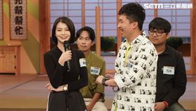 張立東示範撩妹技巧，卻慘遭女來賓尷尬一笑。
孫生用什麼撩妹小物，能讓女來賓有被撩的感覺嗎？
主持人康哥和所有來賓們合照。