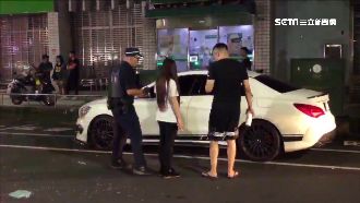 嫌犯拒盤查　倒車撞百萬名車傷員警