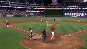 ▲凱普勒在第17局擊出再見安打，被隊友追著潑水。（圖／取自美國職棒官網影片）