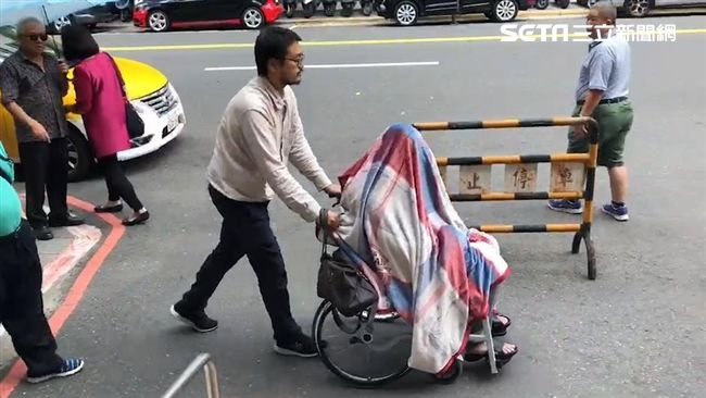 大熱天蓋毯遭拘提　騙扁少年5萬交保