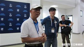 ▲頂新集團三董魏應充與味全龍球團領隊吳德威參訪新莊球場。（圖／記者蕭保祥攝影）