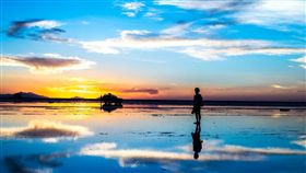 ▲當烏尤尼鹽湖地面上的積水夠多，就會形成一面超大的鏡子，反射出周遭美景。（圖／shutterstock.com）