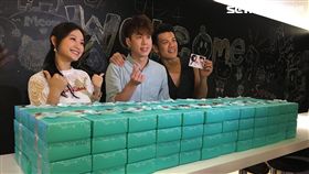 東諺（中）發送油飯給巧遇陳志強（右）、璟宣（左）。