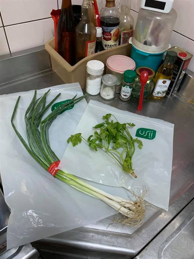 洋蔥等出水性食材,切碎後放在保鮮袋易滋生黴菌,應盡快食用。(示意圖)