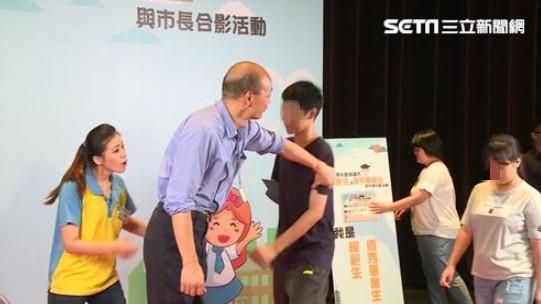 遭嗆醒醒吧！韓國瑜竟伸手「撥開」他