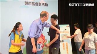 遭嗆醒醒吧!韓國瑜竟伸手「撥開」他